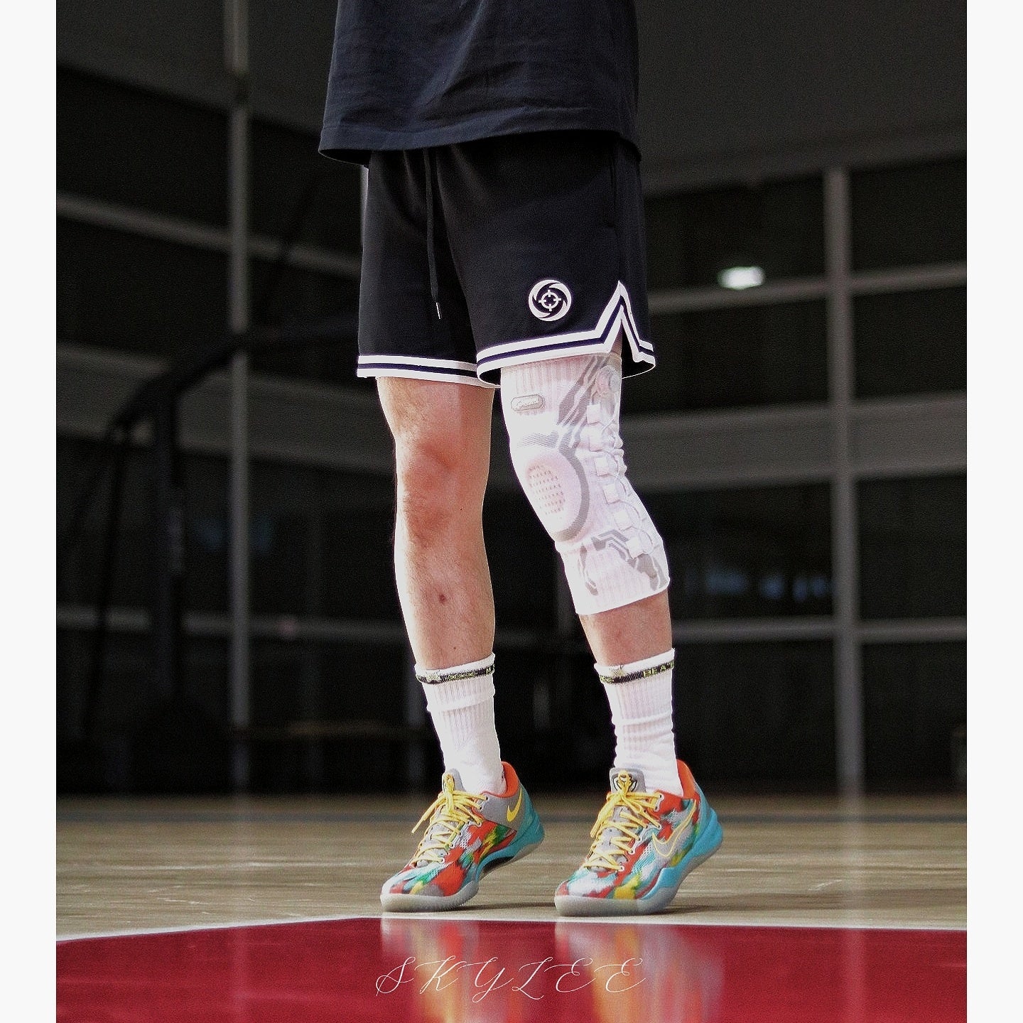 Model wearing picture of Kuangmi® Smart Knob Knee Brace