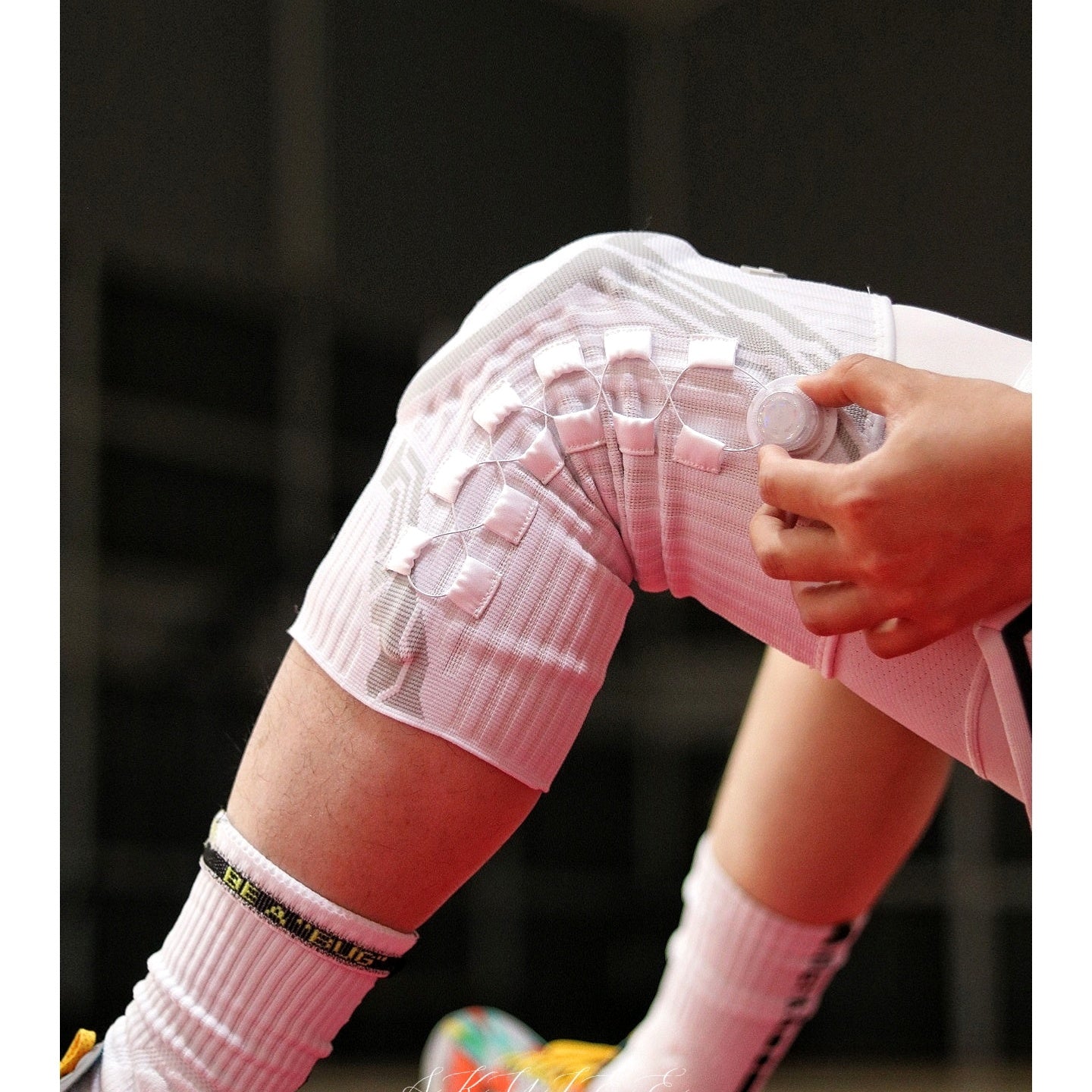 Kuangmi® Smart Knob Knee Brace model wearing adjustment knob picture