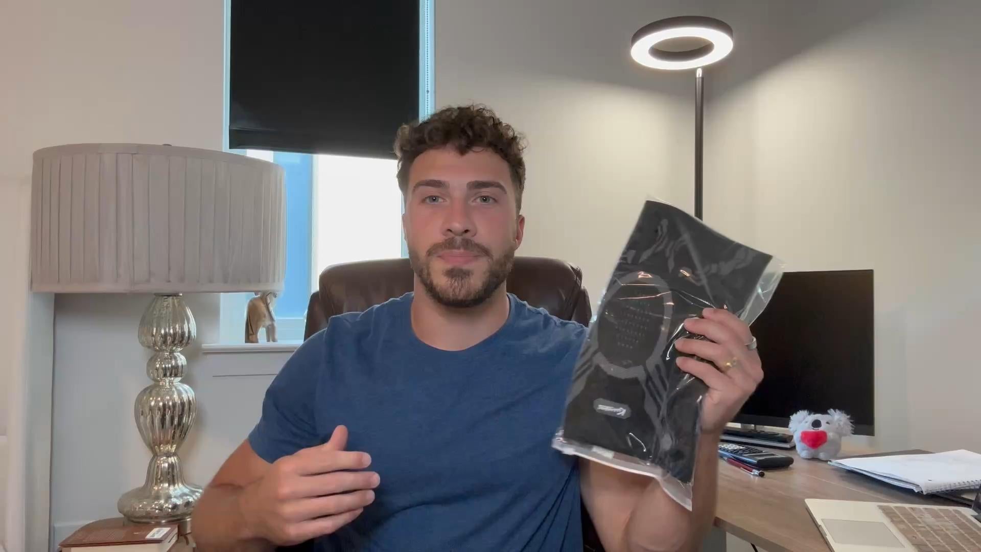 Cargar video: Reseña de la rodillera Kuangmi® Smart Knob: Diseño funcional para el soporte de rodilla. Explore la rodillera Kuangmi Smart Knob, un soporte versátil diseñado para estilos de vida activos. Esta reseña detalla sus características innovadoras, desde el sistema de perillas ajustables hasta la almohadilla de gel rotuliana, mostrando cómo equilibra la comodidad y la estabilidad para diversas actividades.