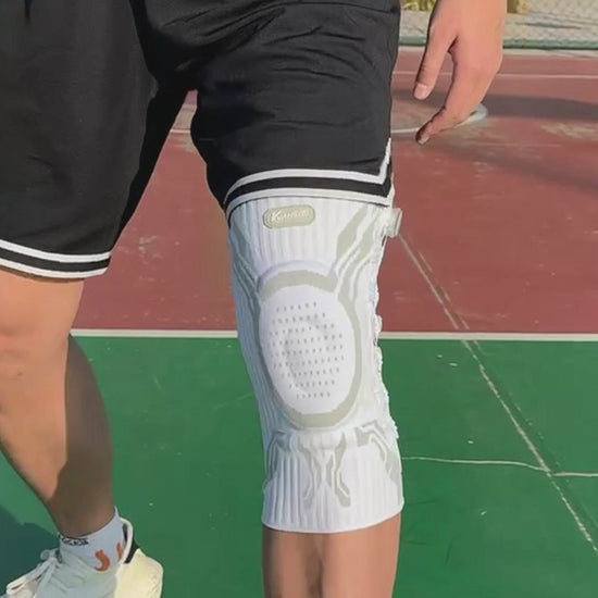 Kuangmi® Smart Knob Knee Brace model wearing and playing basketball video